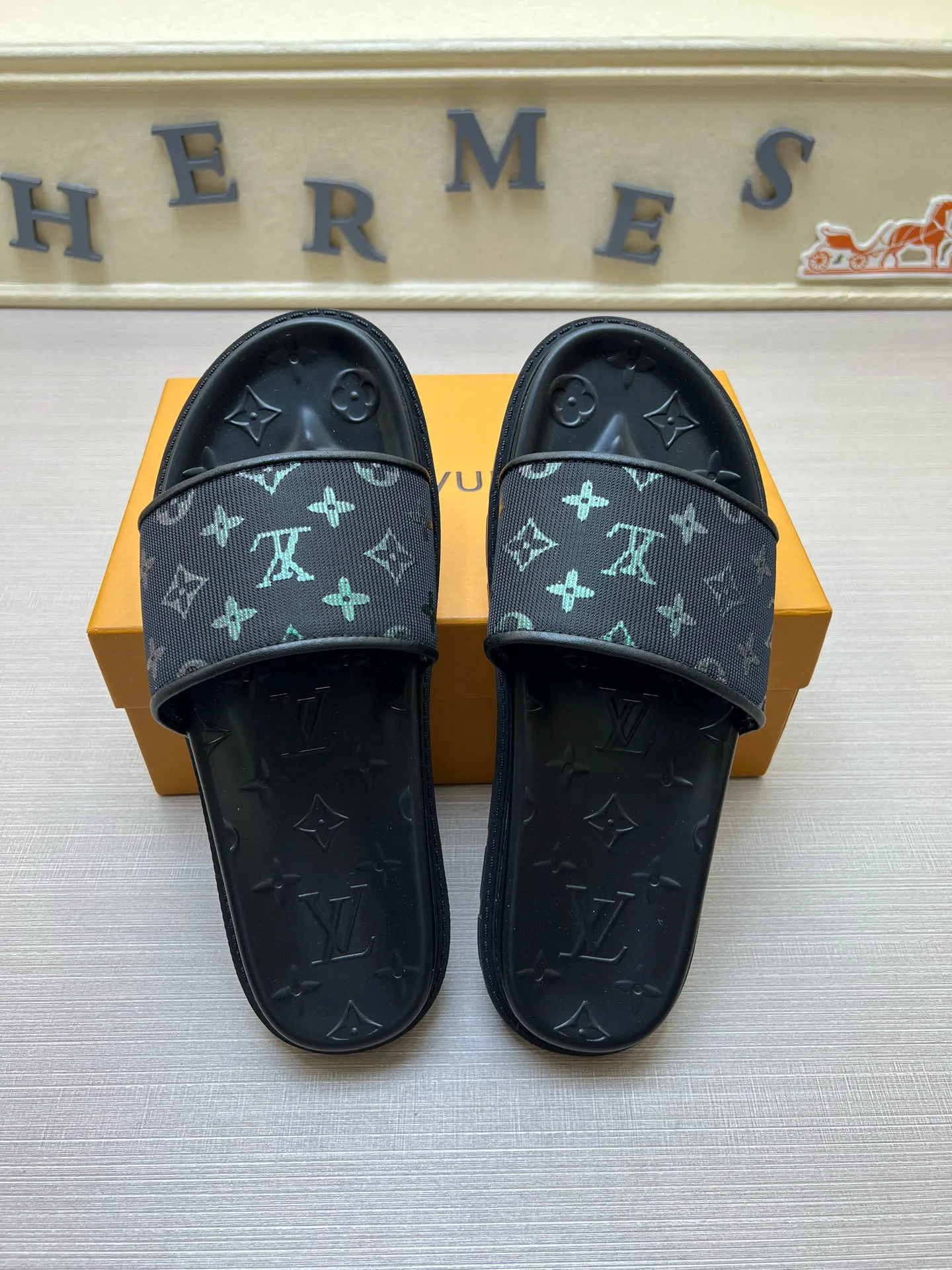 P270🏆Louis Vuitton 🏆[Louis Vuitton] Spring/Summer 2025 [Men's Flip Flops] 🎯🎯As an active family in the fashion industry ⭐ Lv is characterized by bold innovation ⚡Create this casual business style for Chinese fashionable men ✨The fabric is made of imported high-grade cowhide 🔥 Clean and neat ⚡Fashionable and elegant🌹Breathable, sweat-absorbent and deodorant👈So luxurious, high-end and domineering. 👍Must be sold if you repost the picture. Number of yards: 38--46. Color: 🎉 For large quantities. Welcome to repost.
